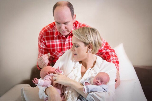 HENDENE FULLE: Charlene håndterer de to små på mesterlig vis under fotograferingen. Foto: Frédéric nebinger/palais princier of monaco. HENDENE FULLE: Charlene håndterer de to små på mesterlig vis under fotograferingen. Foto: Frédéric nebinger/palais princier of monaco.